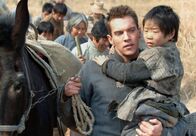Die Kinder der Seidenstraße – Der britische Reporter George Hogg (Jonathan Rhys Meyers) rettet 60 Waisenkindern das Leben.