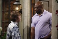 Two and a Half Men – Jake (Angus T. Jones, l.) klingelt bei Jerome (Michael Clarke Duncan, r.), um seinen Kumpel abzuholen.