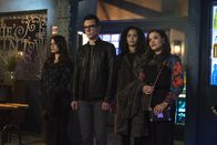 Charmed – v.l.n.r.) Mel Vera (Melonie Diaz); Harry Greenwood (Rupert Evans); Macy Vaughn (Madeleine Mantock); Maggie Vera (Sarah Jeffery)