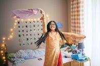ECHT friends – Châu (Ngoc Nhi Ha Tran) freut sich: Es ist Samstagmorgen, und sie will Milli bei einem wichtigen Fußballspiel besuchen. Doch dann soll sie Zuhause den Altar neu schmücken und vergisst dabei die Zeit.