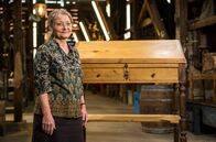 Die Scheune – Dagmar Rückrich-Menger aus Eich betreibt ein Weingut, das schon lange in Familienbesitz ist. Sie bringt ein Schreibpult mit in die Scheune, das heutzutage nur noch sehr selten zu finden ist.