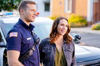 9-1-1 Notruf L.A. – Evan "Buck" Buckley (Oliver Stark, l.); Maddie Kendall (Jennifer Love Hewitt, r.)