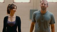 Silver Linings – rbb Fernsehen SILVER LININGS, Spielfilm USA 2012 Uhr. Tiffany (Jennifer Lawrence) und Pat (Bradley Cooper) üben in der umgebauten Garage für den Tanzwettbewerb. Lizenzzeit bis 30.11.2026