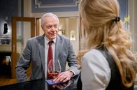 Sturm der Liebe – Werner (Dirk Galuba, l.) ist erstaunt, dass Yvonne (Tanja Lanäus, r.) ihre Karriere für Erik hinten anstellt.