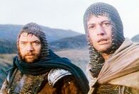 Macbeth – Völlig erschöpft, aber siegreich, kehren die Anführer des königlichen Heeres, Macbeth (Jon Finch, r.) und Banquo (Martin Shaw), aus der Schlacht gegen Norwegen heim nach Schottland.