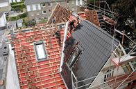 Re: – Wenn man es nicht weiß, sieht man es kaum: ein Dach vollständig aus Solardachziegeln.