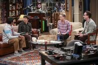 The Big Bang Theory – Wird beim neusten Klatsch und Tratsch auch Raj (Kunal Nayyar, l.) endlich mit der Sprache rausrücken? Howard (Simon Helberg, 2.v.l.), Penny (Kaley Cuoco, 2.v.r.) und Leonard (Johnny Galecki, r.) sind gespannt ...