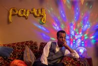 Detective No. 24 – Ibraahin (Nasir Farah Dhagole) lässt auf der Party für einen Moment seine traumatischen Erlebnisse aus Somalia hinter sich.