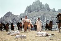 Winnetou I – Der Kampf wurde gewonnen, aber zu welchem Preis? Old Shatterhand (Lex Barker, l.) und Winnetou (Pierre Brice, r.) trauern um Nscho-tschi (Marie Versini), die von den Banditen ermordet wurde.