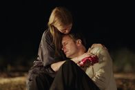 Infinity Pool – Bis zum bitteren Ende: Mia Goth als Gabi Bauer, Alexander Skarsgård als James Foster