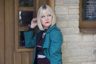 Agatha Raisin – Agatha Raisin (Ashley Jensen) will den Mord an dem Tierarzt Paul Bladen aufklären.