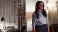 Suits – Rachel (Meghan Markle) steht hinter Mike und sichert ihm ihre Unterstützung zu. Nicht nur privat, sondern auch beruflich sind die beiden ein starkes Team.