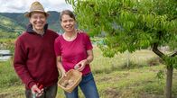 Lecker an Bord – Thomas Gerhards und Ursula Bremm-Gerhards vom Pfirsichhof in Neef. Das Ehepaar kümmert sich seit rund 20 Jahren um eine besondere Rarität: den roten Weinbergpfirsisch.