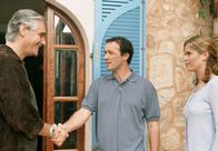 Sieben Tage im Paradies – Der Bauunternehmer Uli Fischer (Michael Roll, Mitte) will zusammen mit seiner Assistentin und Freundin Jana (Ursula Buschhorn) den Grundstücksbesitzer Alejandro Perez (Sky du Mont) dazu bringen, einen herrlichen Landstrich auf Mallorca zu verkaufen.