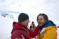 Die Bergretter – Aus der Lawine gerettet: Michi Dörfler (Robert Lohr, l.) freut sich, dass Markus (Sebastian Ströbel, r.) das Unglück überlebt hat. Im Hintergrund: Emilie Hofer (Stefanie von Poser).