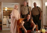Hesher - Der Rebell – Madeleine (Piper Laurie) hat die Polizei gerufen, weil sie sich Sorgen um ihre Familie macht; der Hausgast Hesher (Joseph Gordon-Levitt, vorne) nimmt es gelassen.