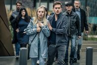 SOKO München – Dominik Morgenstern (Joscha Kiefer, r.) schützt Marlen Minz (Louise Sophie Arnold, l.) vor wütenden Fans.