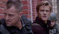 MacGyver – In der Hoffnung, den gefährlichen Anführer einer indonesischen Söldnertruppe aufzuspüren, verfolgen MacGyver (Lucas Till, r.) und Jack (George Eads, l.) deren Transport einer tödlichen Menge Nervengases ...