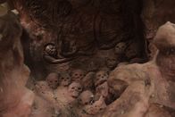 I Wouldn't Go In There – Dorf Yomitan, Okinawa: Skulpturen menschlicher Schädelfiguren in der Chibichiri Gama. Die Chibichiri Gama, eine 100 Fuß tiefe Höhle, wurde während der Schlacht um Okinawa 1945 von der einheimischen Zivilbevölkerung als Versteck vor den amerikanischen Invasoren genutzt. Viele Einheimische, die sich in der Höhle versteckten, töteten sich und ihre Angehörigen aus Angst vor der Folter durch die Amerikaner.