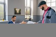 Die Rosenheim-Cops – Controller Daniel Donato (Paul Brusa, l.) ist wenig begeistert, als er erfährt, welche Mengen an Druckerpatronen Hausmeister Hannes Winkler (Steffen Wolf, r.) bestellt hat.
