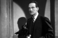 Der Rabe – Der Doktor Germain (Pierre Fresnay) findet eines Tages einen ausgestopften Raben vor seiner Wohnungstür.