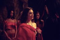 Charmed - Zauberhafte Hexen – Paige (Rose McGowan, M.) nimmt an den Zeremonien der Vampir-Königin teil.