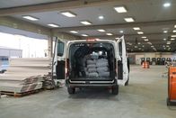 Schmugglern auf der Spur – Der CBP-Beamte Carlos lädt Marihuanabündel zum Transport auf einen weißen Lastwagen, nachdem sie zwischen Rigipsplatten im Rio Grande Valley, Texas, gefunden wurden. (National Geographic für Disney)