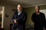 Tatort – Mit gezogenen Waffen kommen Freddy Schenk (Dietmar Bär, l.) und Max Ballauf (Klaus J. Behrendt) ins Haus von Peter Schnitzler.