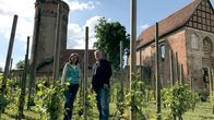 Landpartie – Heike Götz auf dem Weinberg von Burg Stargard mit Stefan Schmidt, Leiter Weingut Schloß Rattey.