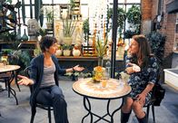 Rote Rosen – ARD ROTE ROSEN FOLGE 1852 Uhr im ERSTEN. Carla (Maria Fuchs, r. mit Anja Franke, l.) ist erleichtert über den Verkauf ihres Restaurants und merkt, dass diese neue Freiheit sie auch als Köchin wieder glücklich macht.