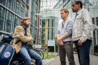 SOKO München – Dominik Morgenstern (Joscha Kiefer, M.) und Franz Ainfachnur (Christofer v. Beau, r.) sprechen auf dem Parkplatz mit Ralf Nowak (Oliver Korittke, l.).