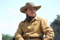 True Grit – Auf der Jagd nach einem Mörder, auf den ein hohes Kopfgeld ausgesetzt ist, stößt LaBoeuf (Matt Damon) eines Tages auf die 14-jährige Mattie, die denselben Täter jagt.