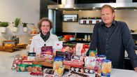 Der Vorkoster – Was steckt in gekauftem Weihnachtsgebäck? Verbraucherexpertin Alexandra Borchard-Becker (l) und Vorkoster Björn Freitag erklären die Tricks der Lebensmittelindustrie.