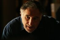 Numb3rs - Die Logik des Verbrechens – Unterstützt seine Söhne Don und Charlie so gut er kann: Alan (Judd Hirsch) ...