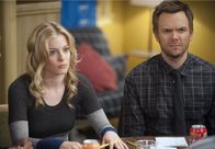 Community – Troy und Abed haben Britta (Gillian Jacobs, l.), Troy (Joel McHale, r.) und ihre anderen Freunde aus der Lerngruppe in ihr neues Apartment zum Yahtzee-Spielen eingeladen. Der Abend fängt eigentlich ganz gut an ...
