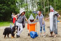 Löwenzahn – Es gibt sie also doch - Haifische in Bärstadt! Fritz Fuchs (Guido Hammesfahr, l.), Kim (Lina Hüesker, M.) und ihr Bruder David (Daniel Zillmann, r.) starten eine "Müllsammelaktion mit Biss" am See.