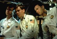 Apollo 13 – 205.000 Meilen von der Erde entfernt kämpfen die Astronauten Fred Haise (Bill Paxton, l.), Jack Swigert (Kevin Bacon, M.) und Jim Lovell (Tom Hanks, r.) in einer funktionsuntüchtigen Raumkapsel verzweifelt um ihr Leben. Unterdessen nimmt die Bodenkontrollstation das Rennen gegen die Zeit auf, um die Astronauten zurück zur Erde zu bringen ...