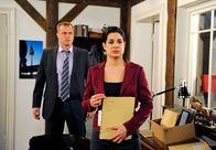 Rote Rosen – ARD ROTE ROSEN FOLGE 1028 Uhr im ERSTEN. Anne (Caroline Kiesewetter, r.) gesteht Torben (Joachim Kretzer, l.), dass sie ihn mit Falk betrogen hat und nun von diesem erpresst wird.