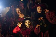 Alles Klara – ARD/HEITER BIS TÖDLICH - ALLES KLARA, neue Krimiserie (16 Folgen), Folge 3 "Tod einer Hexe"30 Uhr im Ersten. Als Hexen verkleidet feiern Klara (Wolke Hegenbarth, l.), ihre Schwester Sylvia (Winnie Böwe, r.) und deren Tochter Lena (Antonia Görner, M.) die Walpurgisnacht auf dem Hexentanzplatz.