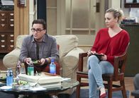 The Big Bang Theory – Haben sich um Sheldon gekümmert, als er krank war, haben dafür aber nur böse Worte von ihrem Freund bekommen: Leonard (Johnny Galecki, l.) und Penny (Kaley Cuoco, r.) ...