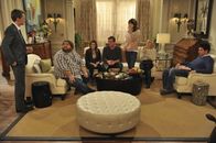 How I Met Your Mother – Ein ganz besonders Thanksgiving: (v.l.n.r.) Barney (Neil Patrick Harris), Blitz (Jorge Garcia), Lily (Alyson Hannigan), Marshall (Jason Segel), Robin (Cobie Smulders), Zoey (Jennifer Morrison) und Ted (Josh Radnor) ...