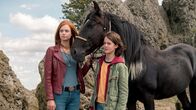 Ostwind - Der große Orkan – Mika und Ari wollen Ostwind vor dem fanatischen Zirkusdirektor schützen.