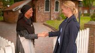 Spiekeroog ... mit Judith Rakers – Judith Rakers (rechts) begrüßt Museumsführerin Anja Sander alias "Tätje".