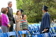 The Middle – Happy Family: Auf Axls (Charlie McDermott, r.) Abschlusszeremonie scheinen die ganzen Streitigkeiten plötzlich vergessen und die strahlenden Eltern Frankie (Patricia Heaton, l.) und Mike (Neil Flynn, 2.v.l.) sowie die Geschwister Sue (Eden Sher, 3.v.l.) und Brick (Atticus Shaffer, 2.v.r.) sind stolz. Fragt sich bloß, wie lange ...