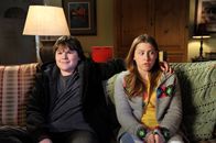 The Middle – Nach dem Besuch eines inspirierenden Gottesdienstes beschließt Sue (Eden Sher, r.), einen Babysitting-Service zu gründen, ist jedoch schockiert, als sie bei ihrem ersten Job auf den 14-Jährigen Tyler (Robert Capron, l.) aufpassen soll ...