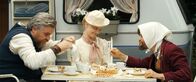 Nur ein Tag – Eine Eintagsfliege hat nur einmal Geburtstag. Wildschwein (Aljoscha Stadelmann), die fröhliche Eintagsfliege (Karoline Schuch) und Fuchs (Lars Rudolph) essen an einem Campingtisch.
