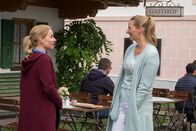 Der Bergdoktor – Die Verabredung zwischen Susanne Dreiseitl (Natalie O´Hara, l.) und Linn Kemper (Andrea Gerhard, r.) soll vor ihren Männern geheim bleiben.
