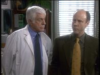 Diagnose: Mord – Dr. Mark Sloan (Dick Van Dyke, l.) kann dem vermeintlichen Arzt Frederick Wilson (Jim Ortlieb, r.) nichts nachweisen, obwohl er sich mehrerer Verbrechen schuldig gemacht hat.