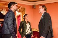 SOKO Kitzbühel – Wer sind die Männer, denen Andrea De Rossi vor ihrem Tod die Köpfe verdreht hat? Ist Robert Haslauer (Johannes Rhomberg, r.) einer von ihnen? Lukas (Jakob Seeböck, l.) und Nina (Julia Cencig, M.) haben allerdings auch herausgefunden, dass die Tote Opfer von Diskriminierungen war.