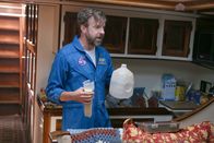 The Last Man on Earth – Nachdem Mike (Jason Sudeikis) auf der Erde gelandet ist, schippert er für Tage über das Meer, wird er es tatsächlich an Land schaffen?
